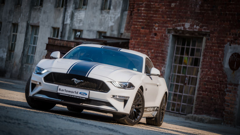 FORD MUSTANG